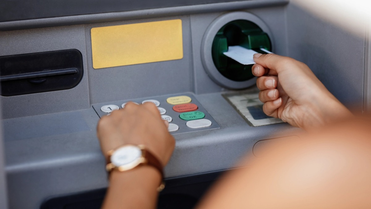 RBI ने बढ़ा ATM यूजर्स को दिया झटका, अचानक बढ़ा दिया चार्ज