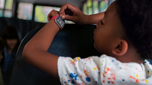 Apple का ये Smartwatch अब सुधारेगा आपके बच्चों की आदत, Emergency Service और Location Sharing के साथ करेगा Fitness को भी ट्रैक…