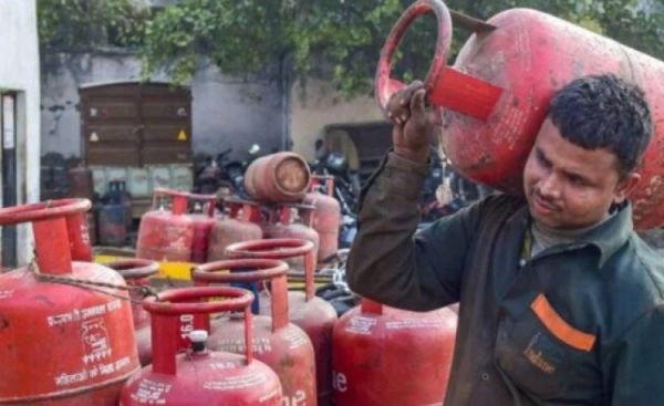 LPG New Rate 2026 : 261 रुपए महंगा हुआ छोटा सिलेंडर, अब पेट्रोल-डीजल की भी बढ़ेगी कीमतें, जानिए केंद्रीय मंत्री क्यों चौंकाया ?