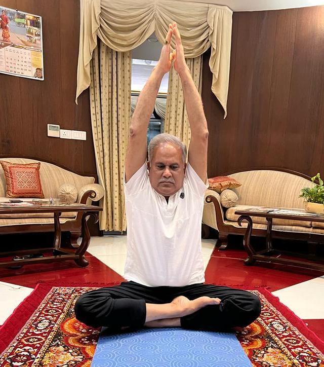 रायपुर : योग मनुष्य की शारीरिक, मानसिक और आध्यात्मिक ऊर्जा बढ़ाता है- मुख्यमंत्री भूपेश बघेल.... मुख्यमंत्री भूपेश बघेल ने अंतर्राष्ट्रीय योग दिवस पर नई दिल्ली स्थित छत्तीसगढ़ सदन में योगाभ्यास