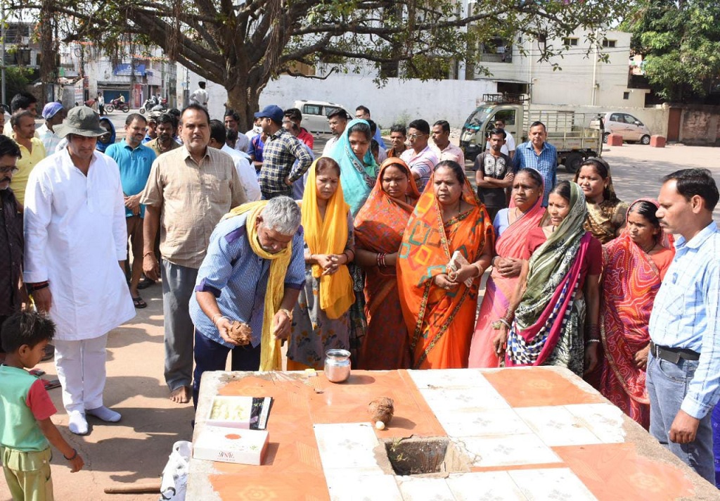 विधायक विकास उपाध्याय ने राम कृष्ण परमहंस वार्ड क्र.20 में रामदरबार स्थित चौक के निर्माण कार्य एवं वार्ड अंतर्गत डामरीकरण एवं सी.सी. रोड निर्माण कार्य का किया भूमि पूजन