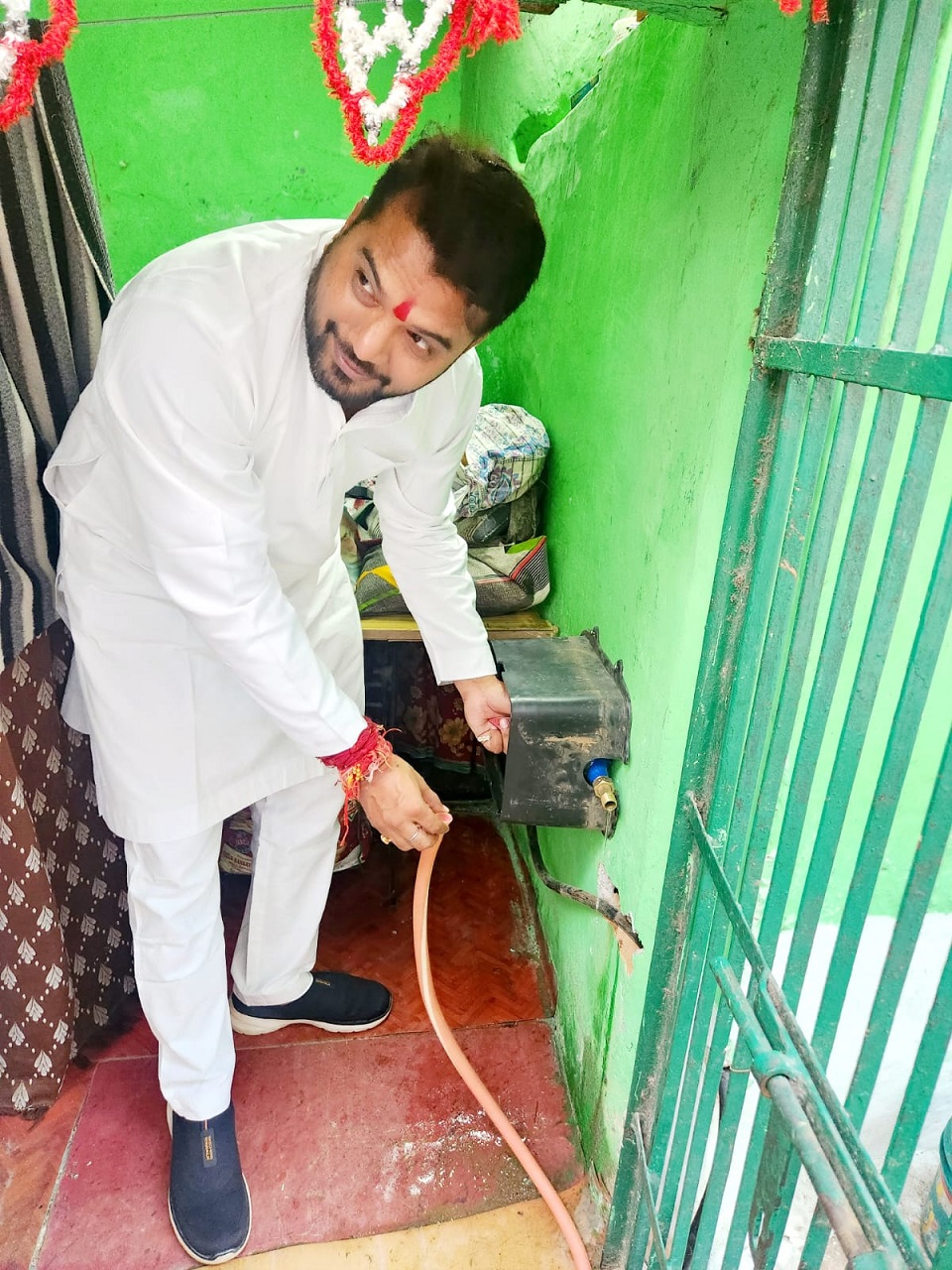 आज पंडित रविशंकर शुक्ला वार्ड में वार्ड पार्षद एमआईसी सदस्य आकाश तिवारी ने नगर निगम के अधिकारियों को वार्ड में लोगों के घरों पर ले जाकर अमृत मिशन की स्थिति से अवगत कराया