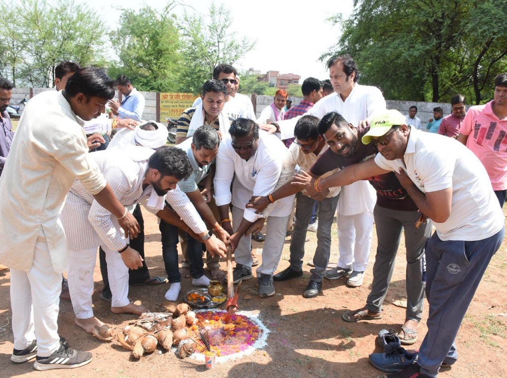 पश्चिम विधानसभा के वार्ड क्र.69 में 11.85 लाख रूपये से स्वीकृत कुशल गृह निर्माण फेस 01 माँ महामाया मार्केटिंग से हराही तालाब तक रोड व नाली निर्माण कार्य का भूमि पूजन