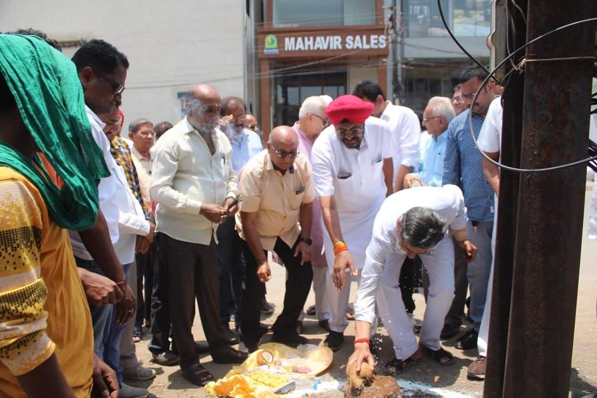 विधायक कुलदीप सिंह जुनेजा,क्षेत्र पार्षद एवम पटेल समाज के रहवासियों के साथ किया 32लाख के भूमिगत वायरिंग का भूमिपूजन कर किया शुभारंभ