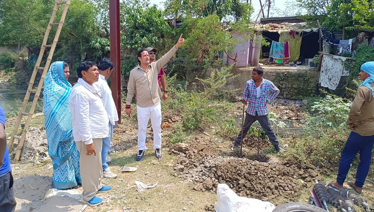 मुख्यमंत्री अधोसंरचना विकास योजना के तहत् 18.00 लाख रूपये के स्वीकृत विद्युतीकरण कार्य को नौटप्पा में खड़े होकर विधायक विकास उपाध्याय ने कराया