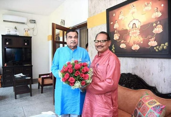 केन्द्रीय मंत्री श्री नितिन गडकरी से छत्तीसगढ़ के मंत्री डॉ. टेकाम ने की मुलाकात, सौंपी सर्वे रिपोर्ट
