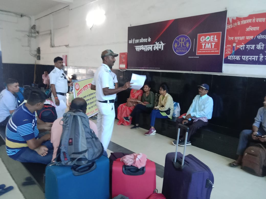 *दक्षिण पूर्व मध्य रेलवे रायपुर रेल मंडल केे संरक्षा विभाग के द्वारा दिनांक 10.06.23 से 16.06.23 तक समपार फाटक जागरूकता अभियान चलाया जा रहा है 