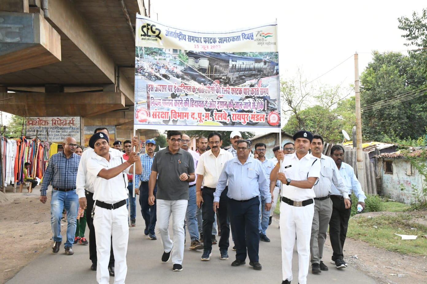 दक्षिण पूर्व मध्य रेलवे रायपुर रेल मंडल में अंतर्राष्ट्रीय समपार फाटक जागरुकता दिवस पर वाकाथन एवं नुक्कड़ नाटक का आयोजन