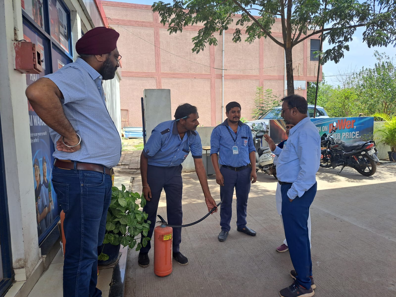 दक्षिण पूर्व मध्य रेलवे रायपुर रेल मंडल केे संरक्षा विभाग समपार फाटक जागरूकता अभियान चलाया जा रहा है 