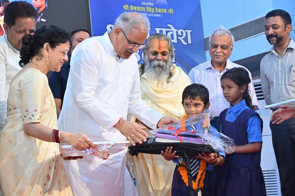 शाला प्रवेश उत्सव : राजनांदगांव में नव प्रवेशी बच्चों को गणवेश, पाठ्यपुस्तक और 40 बालिकाओं को निःशुल्क सरस्वती सायकल वितरित