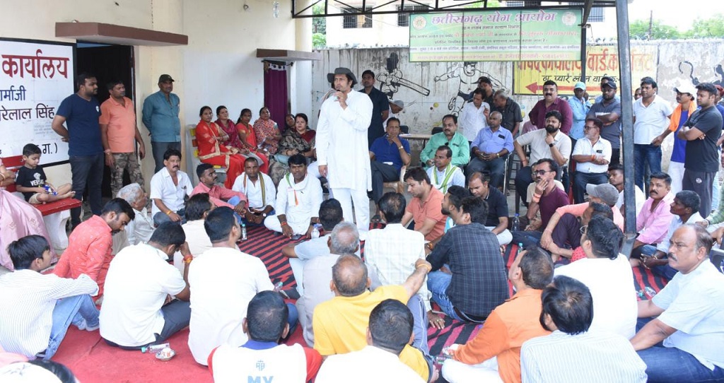 इसी कड़ी में आज ठाकुर प्यारेलाल वार्ड 40 मे बैठक बातचीत- विकास उपाध्याय