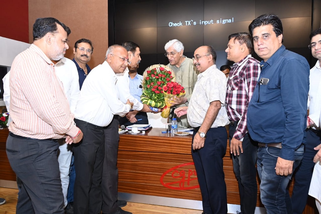 प्रदेश के व्यापारियों में जीएसटी को लेकर आ रही कानूनी और तकनीकी परेशानियों के सम्बंध में श्री टी.एस.सिंहदेव जी को ज्ञापन सौंपा