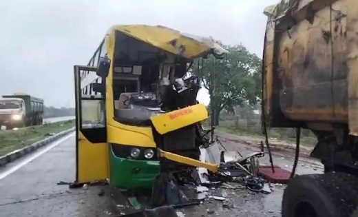 मोदी की सभा में शामिल होने के लिए आ रही एक बस सड़क हादसे का शिकार हो गई. हादसे में दो लोगों की मौत हो गयी.