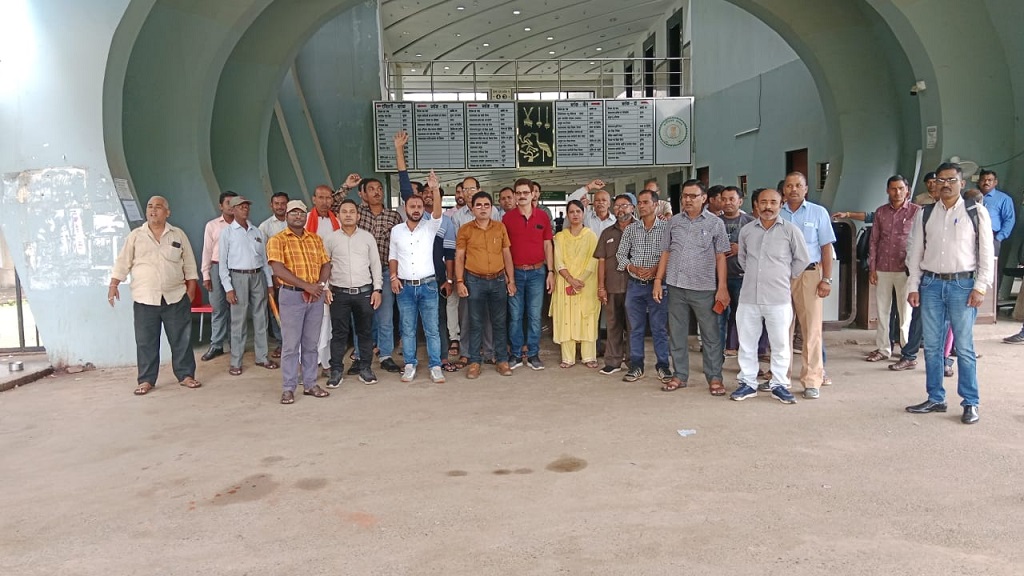 छत्तीसगढ़ कर्मचारी अधिकारी संयुक्त मोर्चा द्वारा एकदिवसीय हड़ताल किया गया 