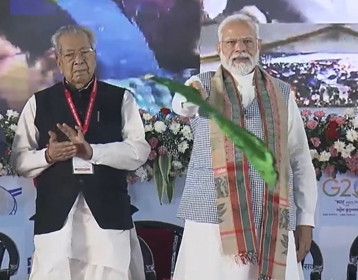 प्रधानमंत्री ने छत्तीसगढ़ के अंतागढ़-रायपुर ट्रेन को हरी झंडी दिखाई साथ ही 10 विकास परियोजनाओं की आधारशिला रखी