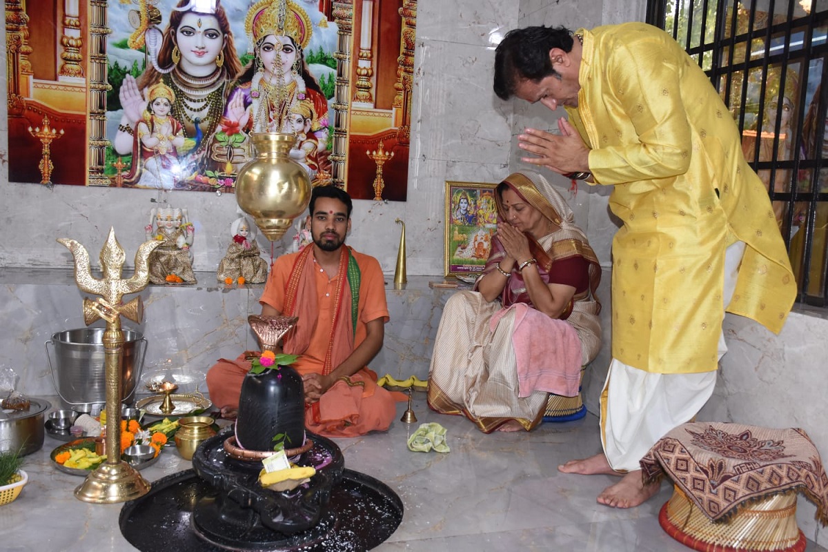 पश्चिम विधानसभा के शिव मंदिरों में विधायक विकास उपाध्याय ने बेलपत्र एवं जलाभिषेक अर्पित कर प्रदेशवासियों की खुशहाली की करी शुभकामना