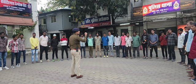 नगर पुलिस अधीक्षक की निर्देशित गुण्डा बदमाशों की परेड: शाहर में अपराधियों को समझाईश दी गई