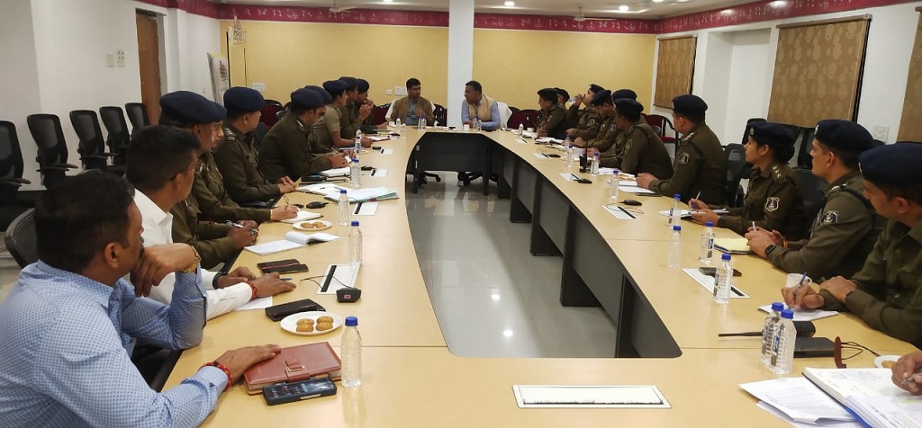 वीआईपी रोड पर बार, रेस्टोरेंट, और क्लब में पुलिस की चेकिंग कार्रवाई