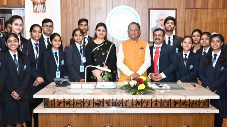 मुख्यमंत्री विष्णु देव साय ने छत्तीसगढ़ के बच्चों के साथ विधानसभा अवलोकन किया। बच्चों के सवालों का संवाद किया और उन्हें प्रदेश के विकास के लिए प्रेरित किया।