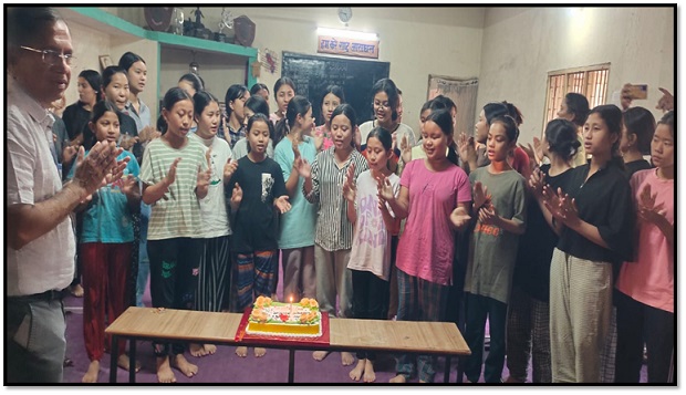 शबरी कन्या आश्रम की छात्राओं ने मंत्री श्री रामविचार नेताम का जन्मदिन मनाया