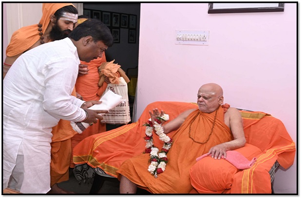 पीठाधीश्वर शंकराचार्य श्री निश्चलानंद सरस्वती महाराज से वन मंत्री श्री केदार कश्यप ने लिया आशीर्वाद