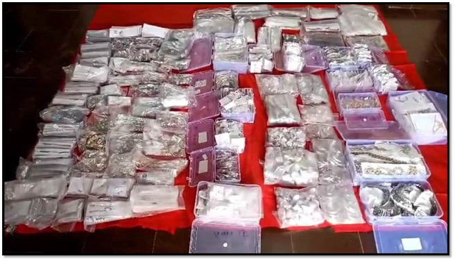 महासमुंद: चांदी के आभूषण के साथ पुलिस ने दो लोगों गिरफ्तार किया,जब्त चांदी की कीमत 42 लाख रुपये;देखे...