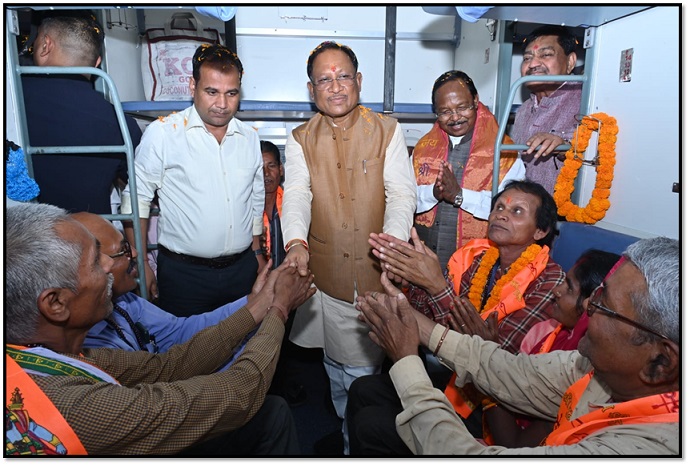 यात्रियों ने कहा, अयोध्या धाम के दर्शन करना बहुत सौभाग्य की बात