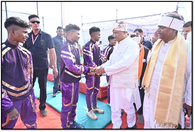 चित्रकोट महोत्सव : मुख्यमंत्री ने मल्लखम्ब खिलाड़ियों से की मुलाकात