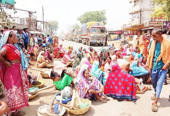 मजदूरों ने हाईवे में किया चक्काजाम, राहगीर परेशान