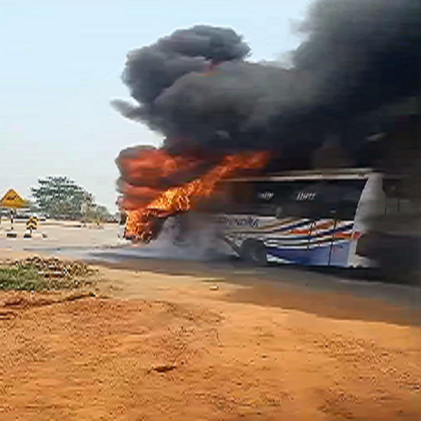 छत्तीसगढ़ के इस जिले मे यात्रियों से भरी बस में लगी आग, सड़क पर धूं, धूं कर जली बस,यात्रियों मे मचा हड़कंप