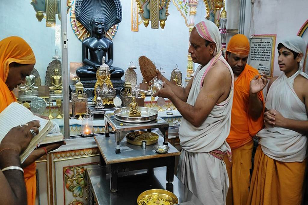 बड़े मंदिर में गृहस्थ को आत्मकल्याण के लिये पंच-परमेष्ठी का अभिषेक व पूजा