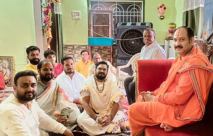 अंतरराष्ट्रीय कथावाचक प्रदीप मिश्रा का रायपुर एयरपोर्ट में हुआ भव्य स्वागत, कल से गंडई में बहेगी भक्ति की गंगा.