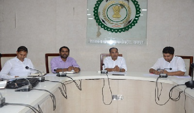 सभी नगरीय निकाय पानी के टंकी एवं नालों की सफाई सुनिश्चित करें: कलेक्टर डॉ गौरव सिंह