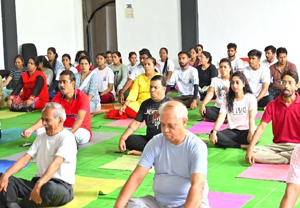 योग दिवस पर अग्रसेन महाविद्यालय में हुआ योग-अभ्यास का आयोजन