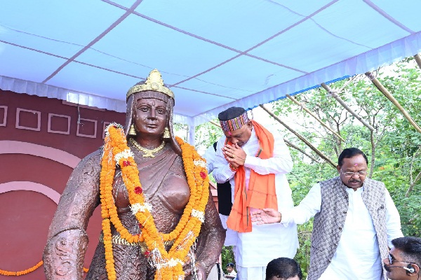 मुख्यमंत्री श्री विष्णु देव साय राजधानी रायपुर के केनाल लिंक रोड स्थित वीरांगना रानी दुर्गावती की प्रतिमा पर माल्यार्पण कर उन्हें नमन किया