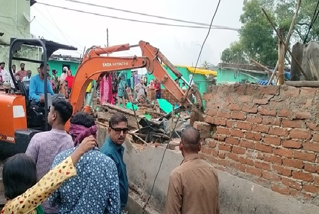 नगर निगम का चला बुलडोजर, 100 झोपड़ी ढ़हाए