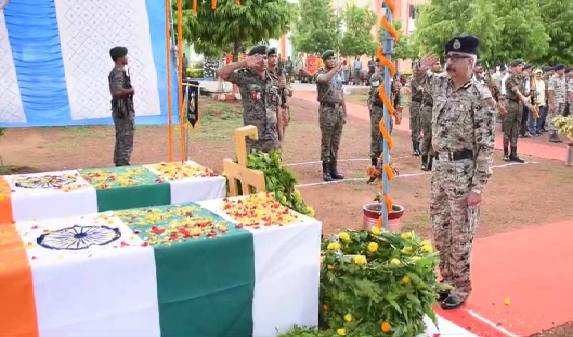 DGP और CRPF अफसरों ने दो शहीद जवानों को दी श्रद्धांजलि