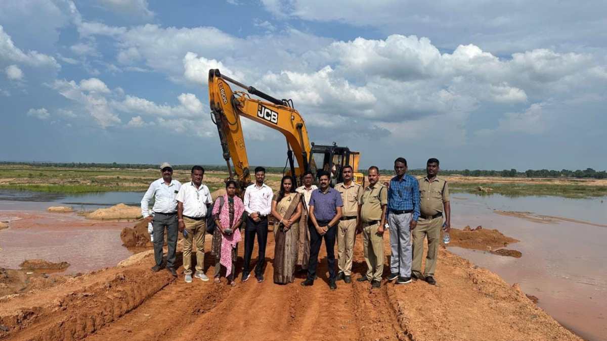 अवैध रेत खदानों पर दबिश, महानदी से रेत चोरी करते 5 हाईवा जब्त