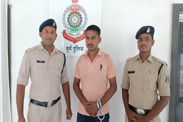 चोरी करने घर में घुसे चोर ने पति-पत्&zwj;नी का बनाया अश्&zwj;लील वीडियो