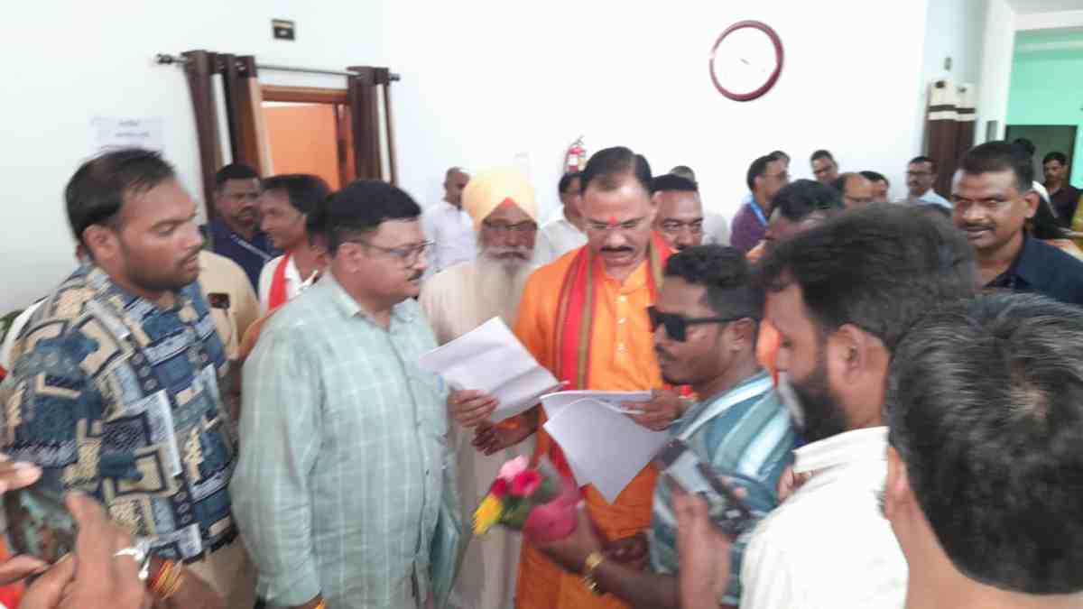 27 % वेतन वृद्धि नहीं मिलने से संविदा स्वास्थ्य कर्मियों में आक्रोश, स्वास्थ्य मंत्री श्यामबिहारी ने कहा &ndash; जल्द मिलेगी खुशखबरी