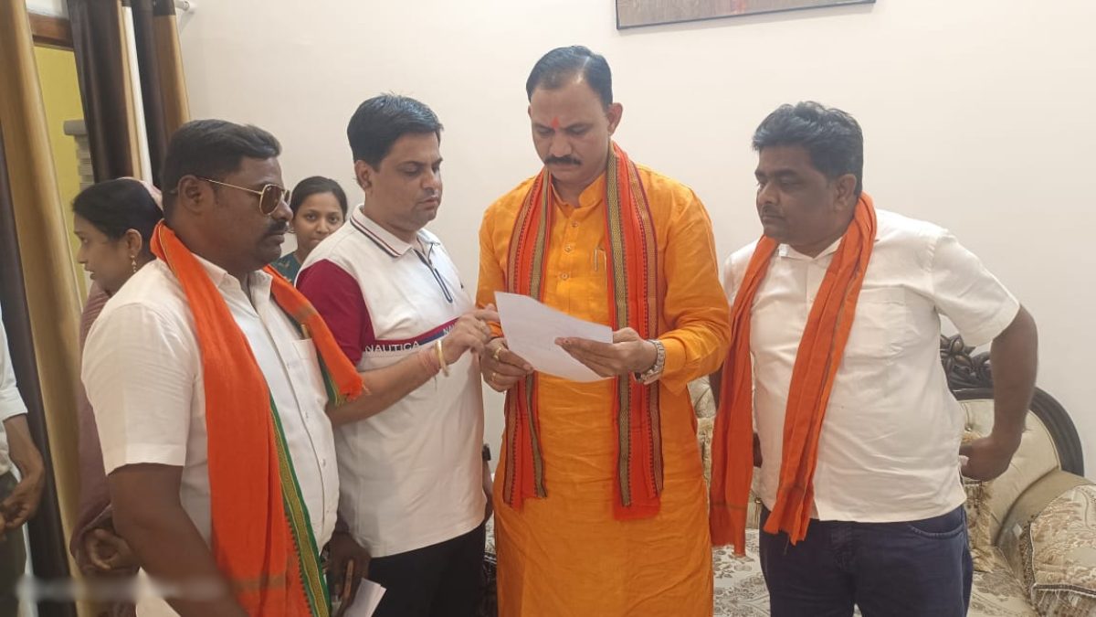 मंत्री जायसवाल को भाजपा नेताओं ने स्वास्थ्य सुविधाओं को लेकर सौंपा ज्ञापन, रात्रिकालीन मेडिकल सेवा शुरू करने की रखी मांग