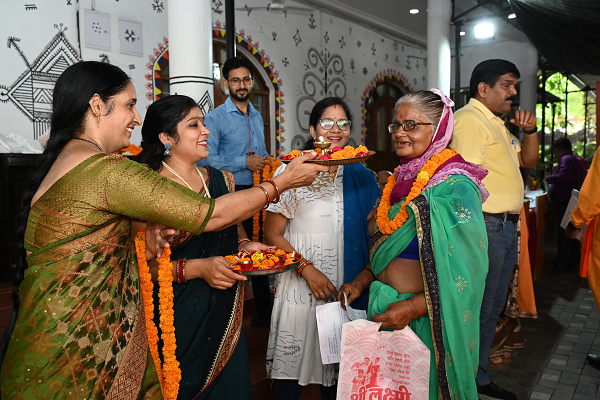 अतिथि देवो भव की परंपरा को निभाते हुए जनदर्शन के लिए जुट रहे आवेदकों का हो रहा स्वाग