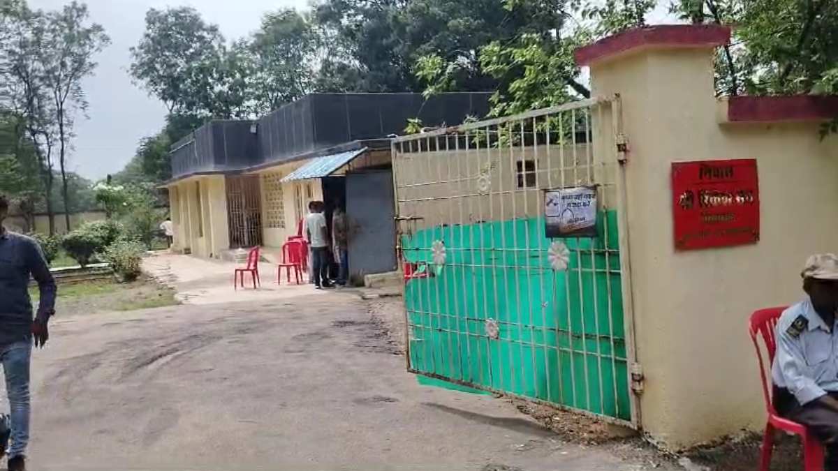 बंगले पर मचा बवाल: पूर्व गृहमंत्री को आबंटित बंगले के बाहर बीजेपी विधायक ने लगाया अपना नेम प्लेट, एसपी से हुई शिकायत