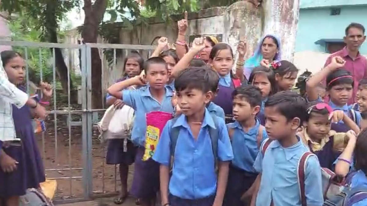 शिक्षक की मांग करते हुए छात्र व पालकों ने लगाया स्कूल में ताला, एक शिक्षक के भरोसे है पांच कक्षाएं&hellip;