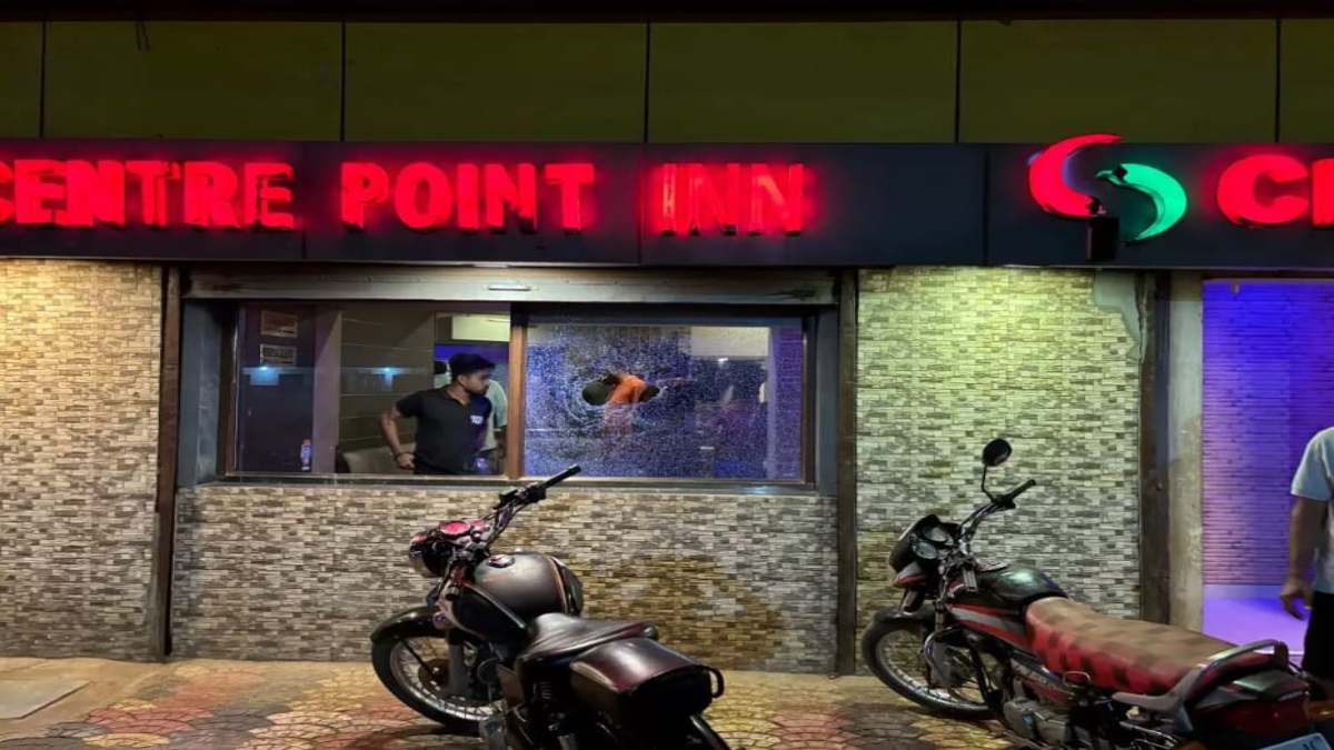  शराब पीने से मना करने पर नशे में धुत युवकों ने बार में की तोड़फोड़, घटना CCTV कैमरे में कैद, तलाश में जुटी पुलिस