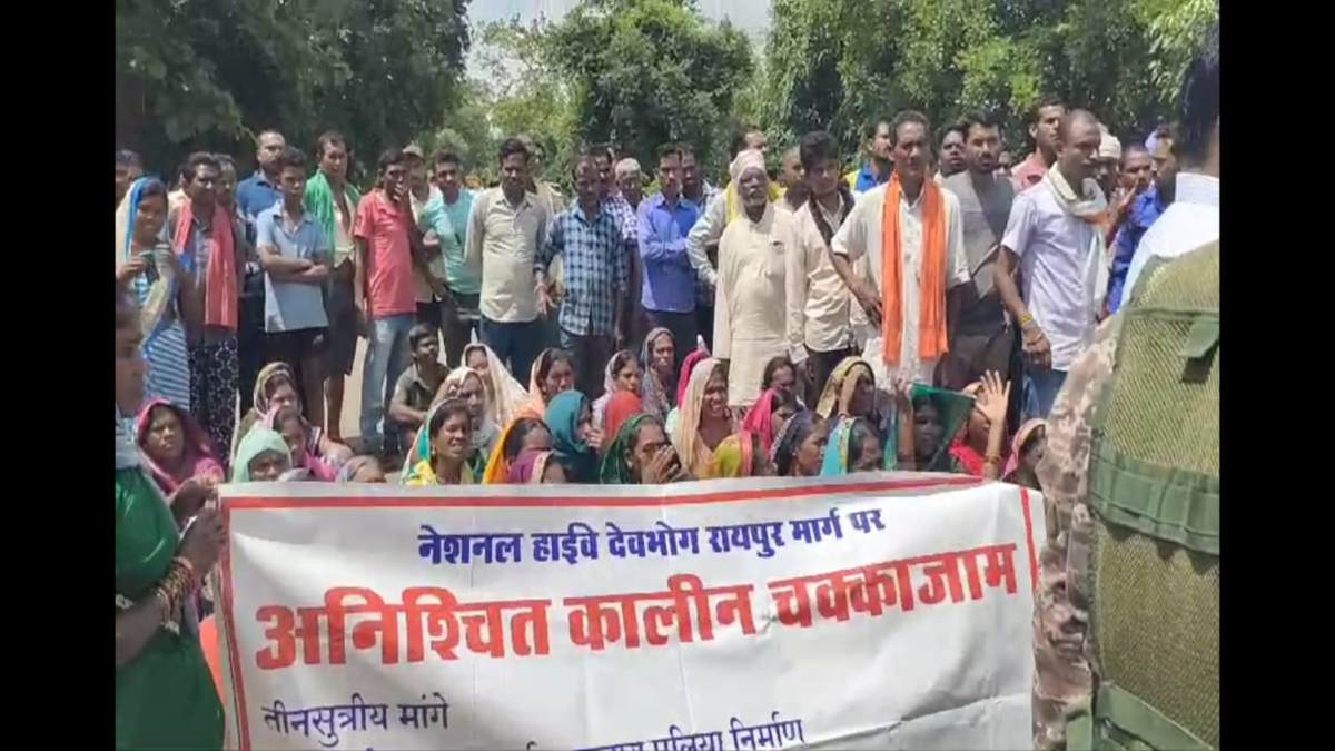 ग्रामीणों ने पुल निर्माण को लेकर किया चक्काजाम, 7 साल पहले टूटा पुराना पुल, 5.70 करोड़ की लागत से नया पुल बनने की तैयारी&hellip;