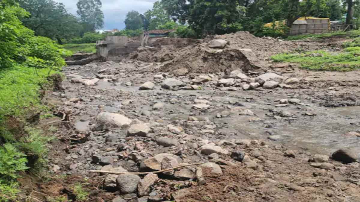 बारिश में बह गई सड़क, छत्तीसगढ़-मध्यप्रदेश जाने का रास्ता बंद, पिछले 24 घंटे से आवाजाही ठप