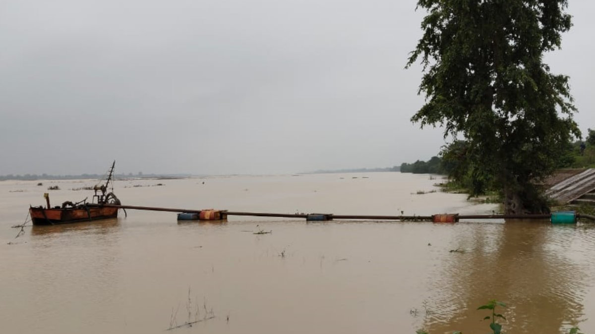 नाव में मशीन लगाकर किया जा रहा था रेत का अवैध उत्खनन, खनिज विभाग ने की कार्रवाई&hellip;