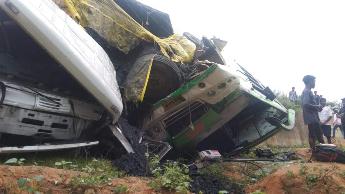 CG BREAKING : यात्रियों से भरी बस और ट्रेलर में जबरदस्त भिड़ंत, 20 फीट गहरी खाई में गिरे दोनों वाहन, कई घायल