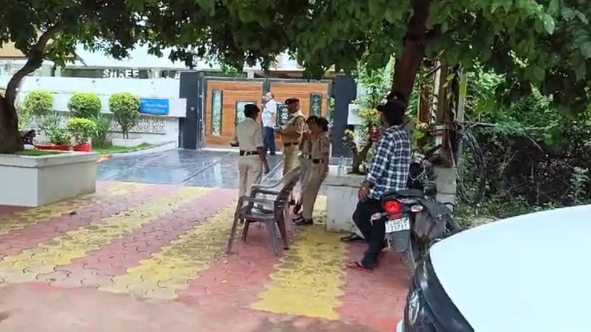 BREAKING : ACB-EOW ने होटल व्यवसायी के ठिकानों पर मारा छापा, IAS-IPS अधिकारियों का है करीबी…